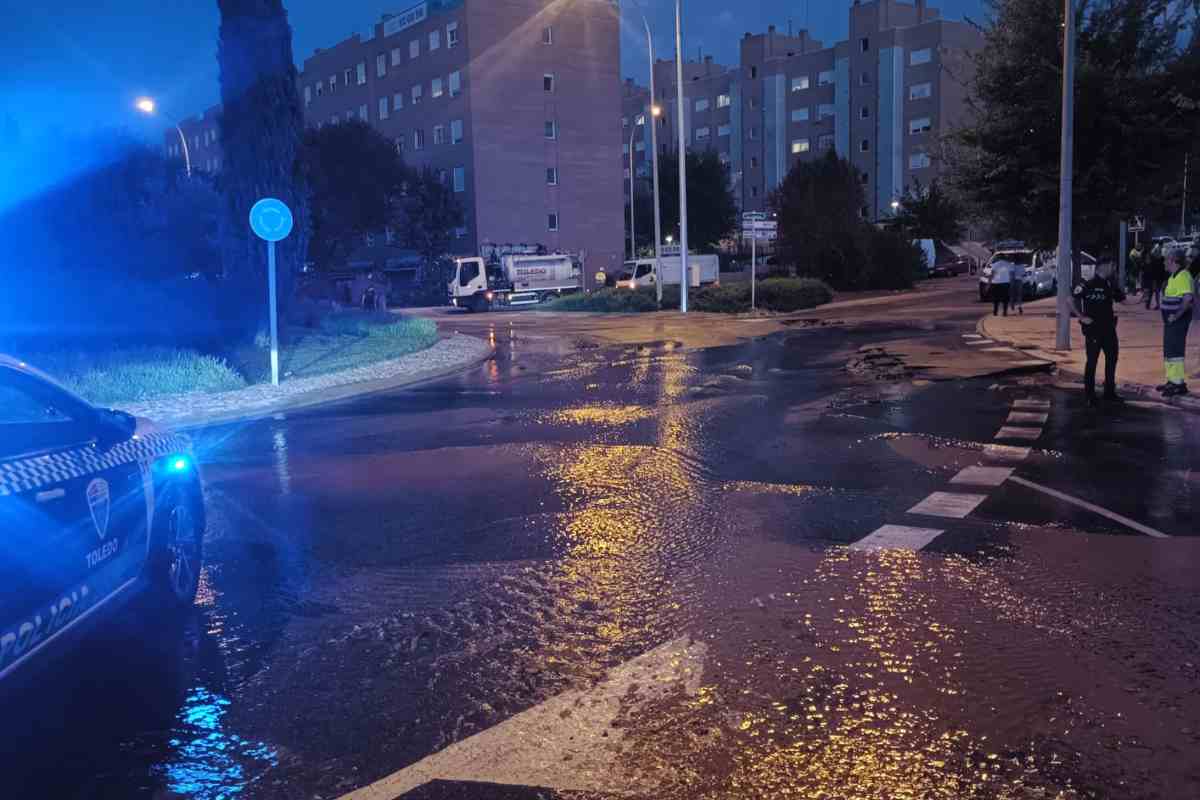 Rotura de una tubería en la calle Río Estenilla.