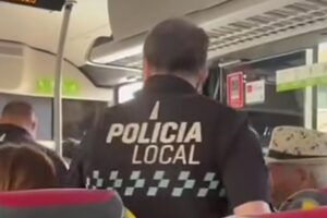 Agente de la Policía Local de Ugena (Toledo) en la intervención en el bus. Foto: @policialocalugena