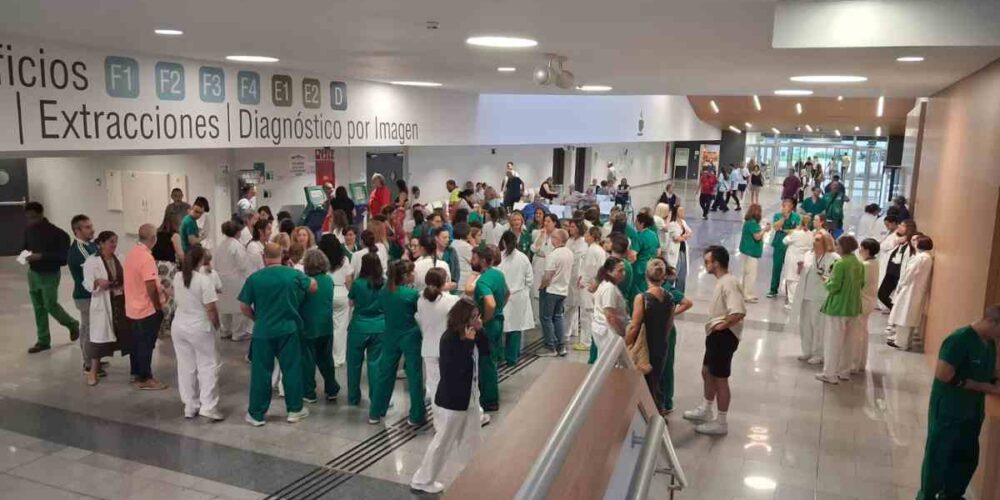 Así estaba el hospital de Toledo este jueves tras la suspensión de la actividad en el laboratorio.
