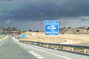 Carteles del radar de tramo que se va a instalar en la A-40, en la provincia de Cuenca.