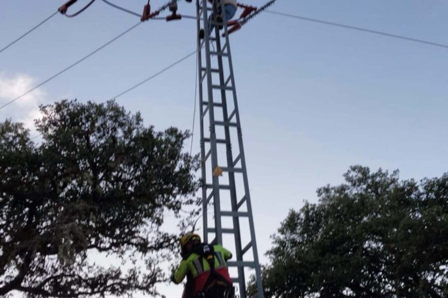 Una niña de 12 años se electrocuta al subirse a una torreta en Navahermosa (Toledo): trasladada al hospital