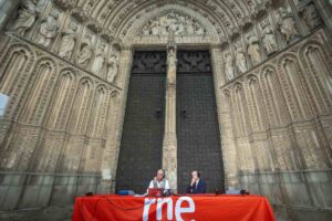 Page, entrevistado por Juan Ramón Lucas a las puertas de la Catedral de Toledo.
