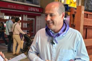 Alberto Rojo, en su atención a medios, esta tarde, como candidato a la Alcaldía