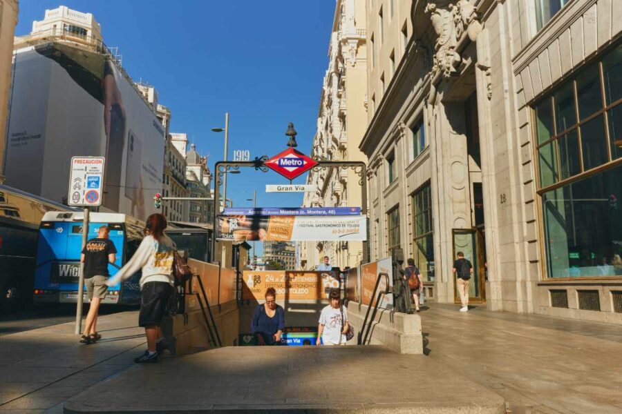 Las entradas de metro de la Gran Vía de Madrid se llenan de publicidad de ‘Sabor Toledo’