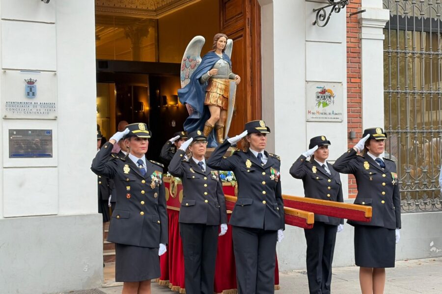 Albacete reconoce la labor de la Policía Nacional en la bendición de su nuevo Ángel Custodio