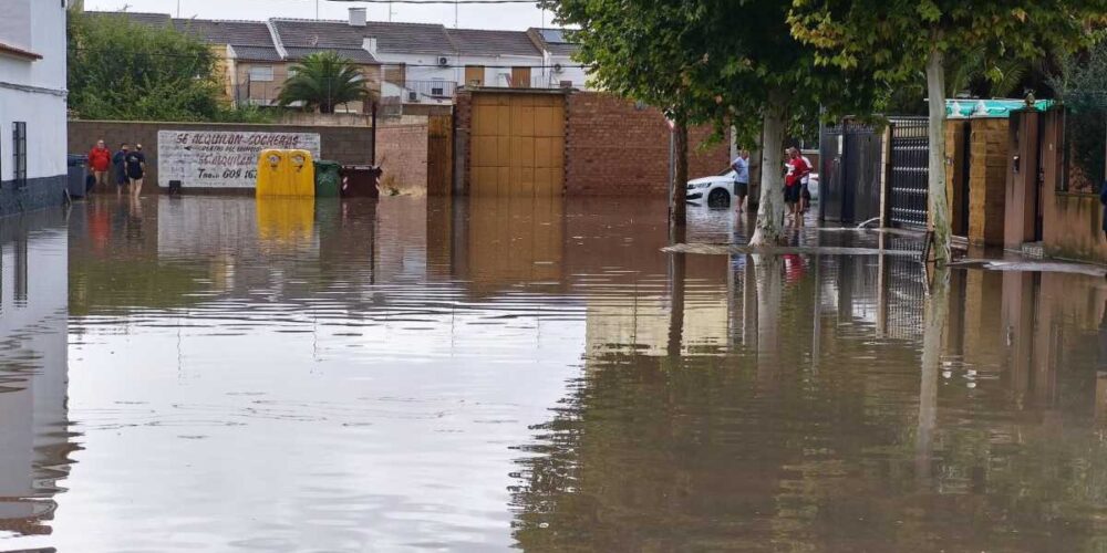 Calles anegadas de agua en Manzanares