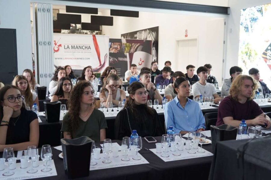 La UCLM y la DO La Mancha analizan el vino como motor de desarrollo rural