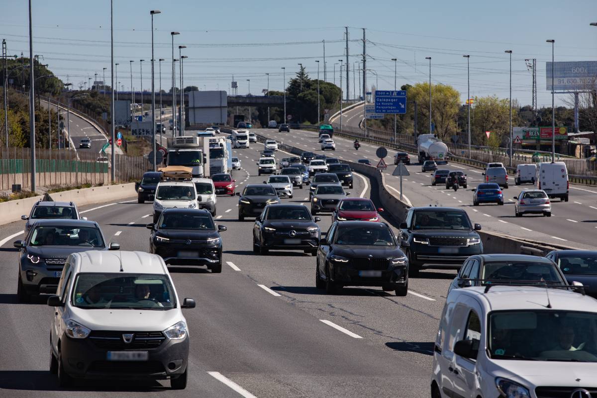 Decenas de vehículos en dirección a Madrid por una autovía española