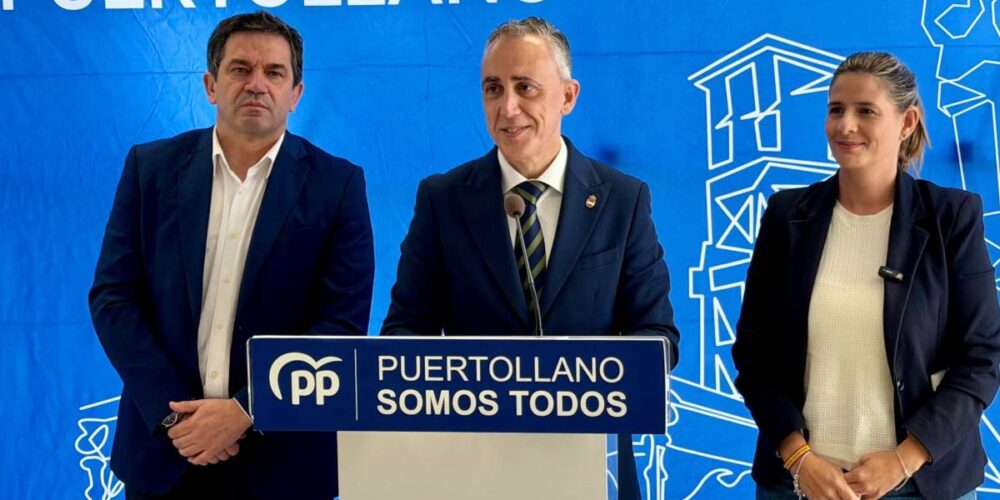 El alcalde de Puertollano, Miguel Ángel Ruiz, acompañado de Carolina Agudo y Miguel Ángel Valverde