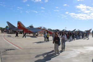 Jóvenes conocen las instalaciones y actividades de la Base Aérea de Los Llanos de Albacete