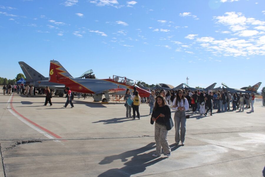 Más de 400 jóvenes conocen el día a día del Ejército del Aire en la Base Aérea de Los Llanos de Albacete