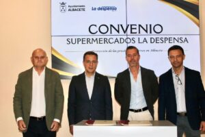 Acto de firma del convenio de colaboración entre el Ayuntamiento de Albacete y Supermercados La Despensa