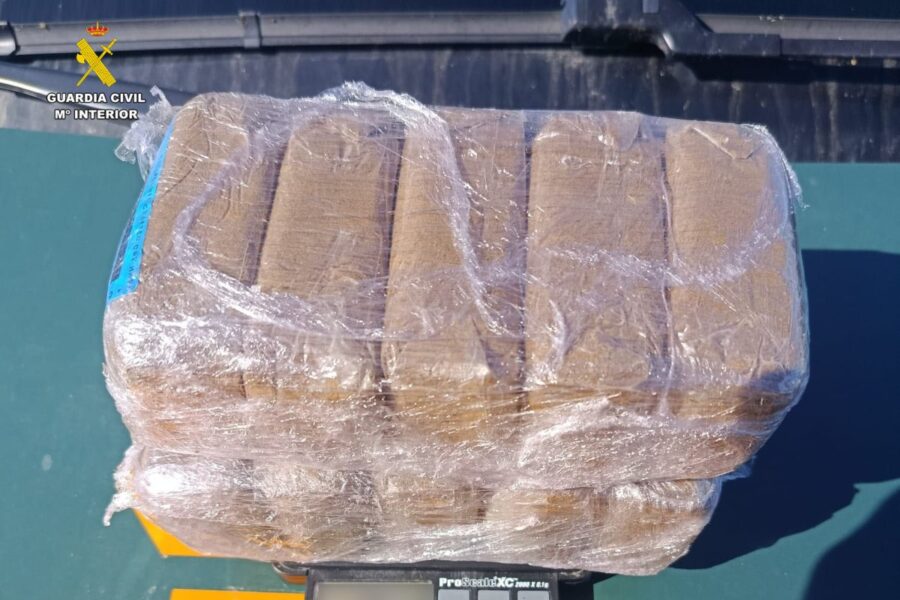 Incautan un kilo de hachís en un vehículo que circulaba por la A-43 en Villarrobledo (Albacete) gracias a la perra «Xana»