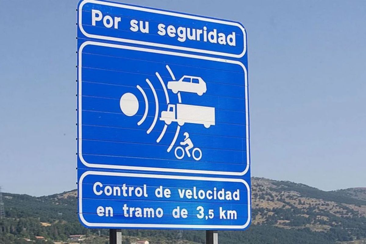 Imagen de archivo de un cartel avisando de un radar de tramo en una carretera española