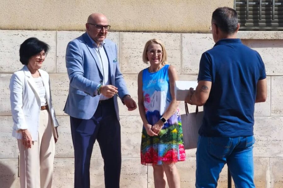 La doctora que lleva más de 20 años cuidando de los vecinos de Cabezarrubias ya da nombre a uno de sus parques