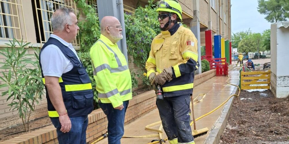 Labores de limpieza en un centro educativo en Madrigueras (Albacete) tras la riada