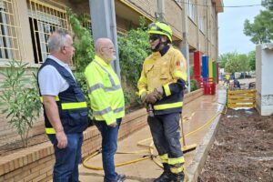 Labores de limpieza en un centro educativo en Madrigueras (Albacete) tras la riada