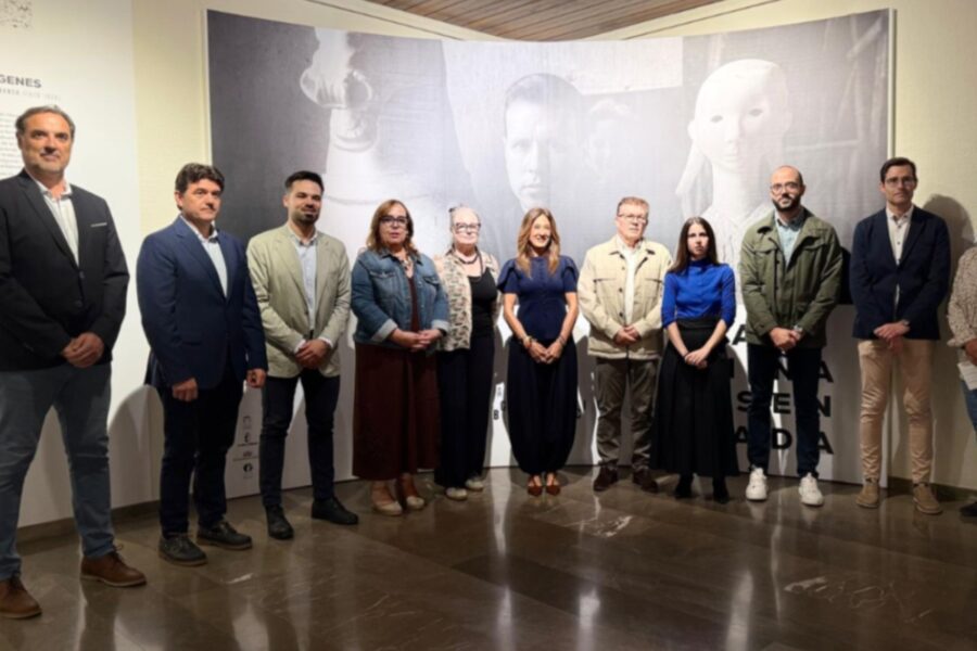 El Museo de Albacete reúne 13 esculturas junto a dibujos, acuarelas, fotografías y libros del artista José Luis Sánchez