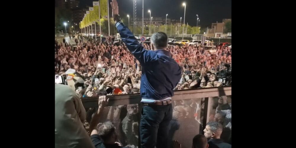 Abascal ante los cientos de personas que se quedaron fuera del acto en Talavera de la Reina.