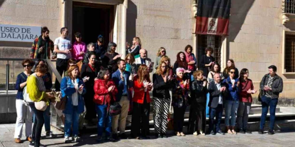 Minuto de silencio por el crimen machista de Valverde de Júcar (Cuenca).