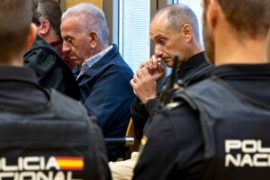 Antonio Caba, en primer término, junto a Gaspar Rivera, sentados en el banquillo de los acusados de la Audiencia Provincial de Ciudad Real