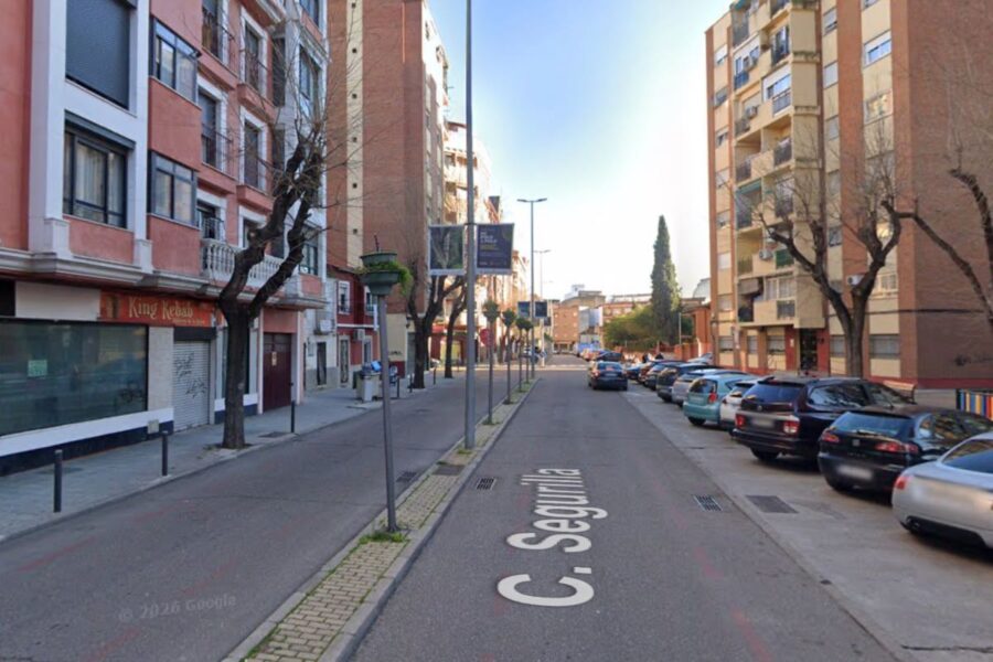 La puerta de una vivienda en Talavera sale ardiendo y un hombre resulta herido por inhalar el humo