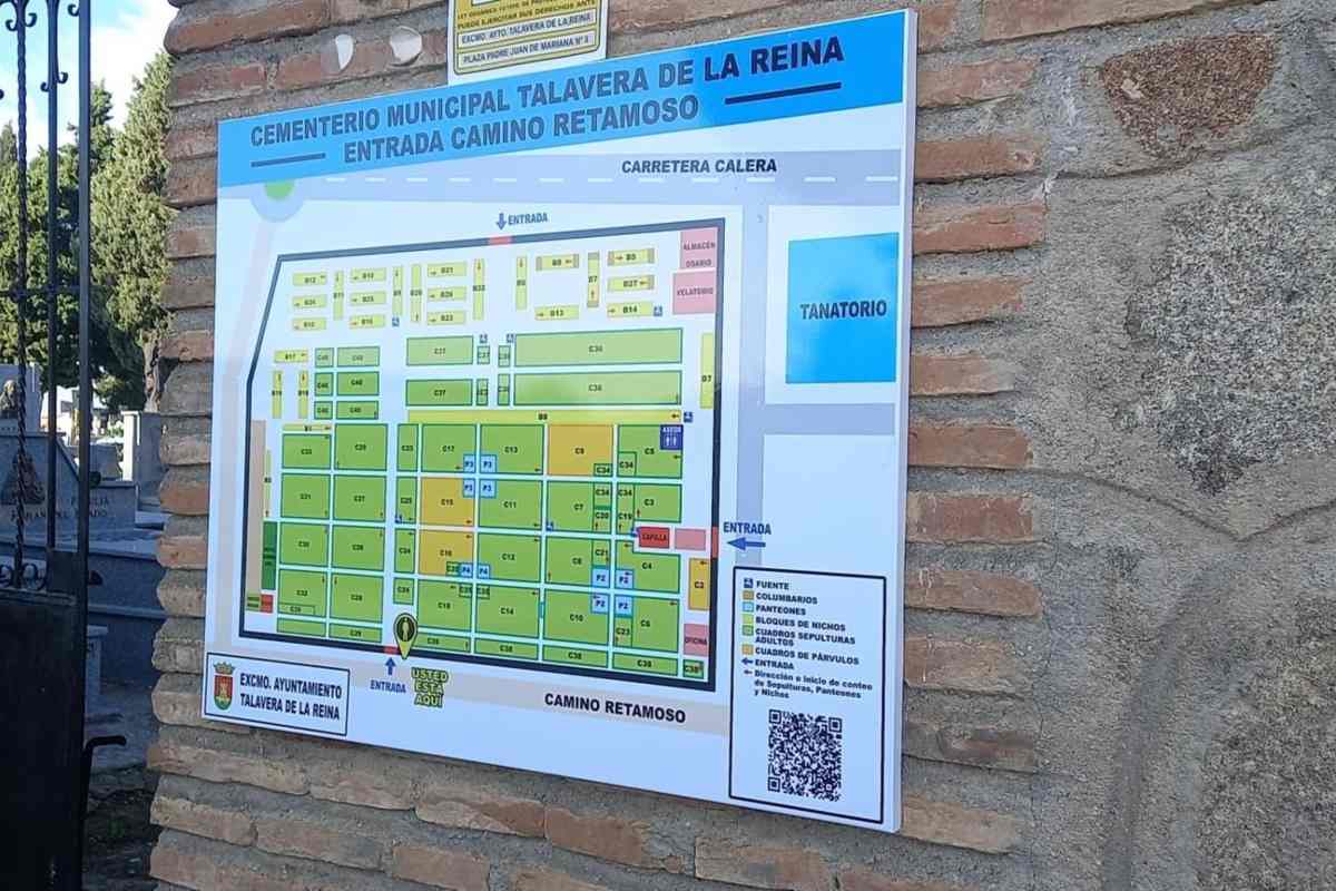 Cartel indicador a la entrada del cementerio de Talavera.