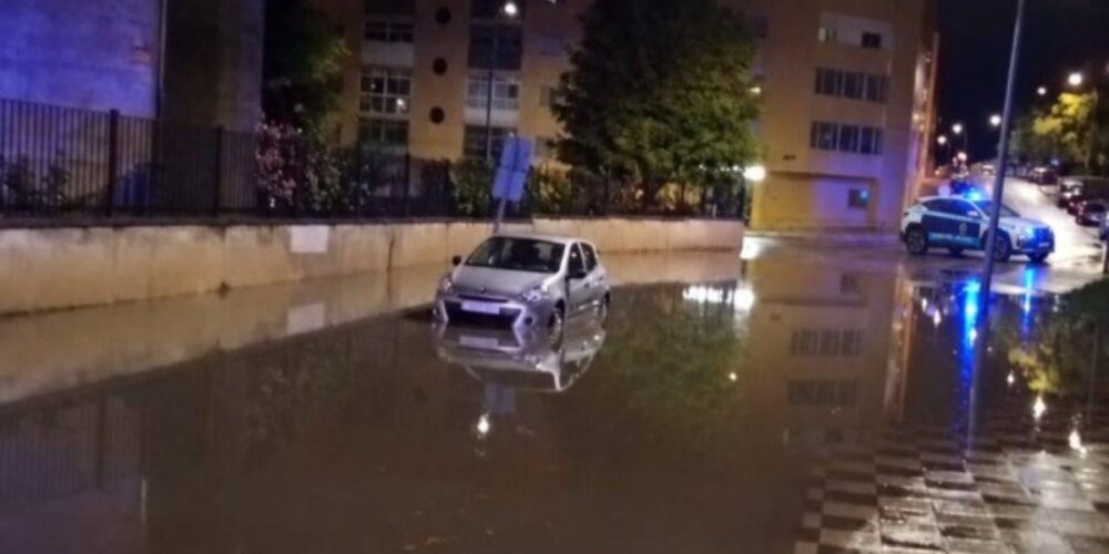 Una calle inundada en Cuenca. Foto: Policía Local de Cuenca.