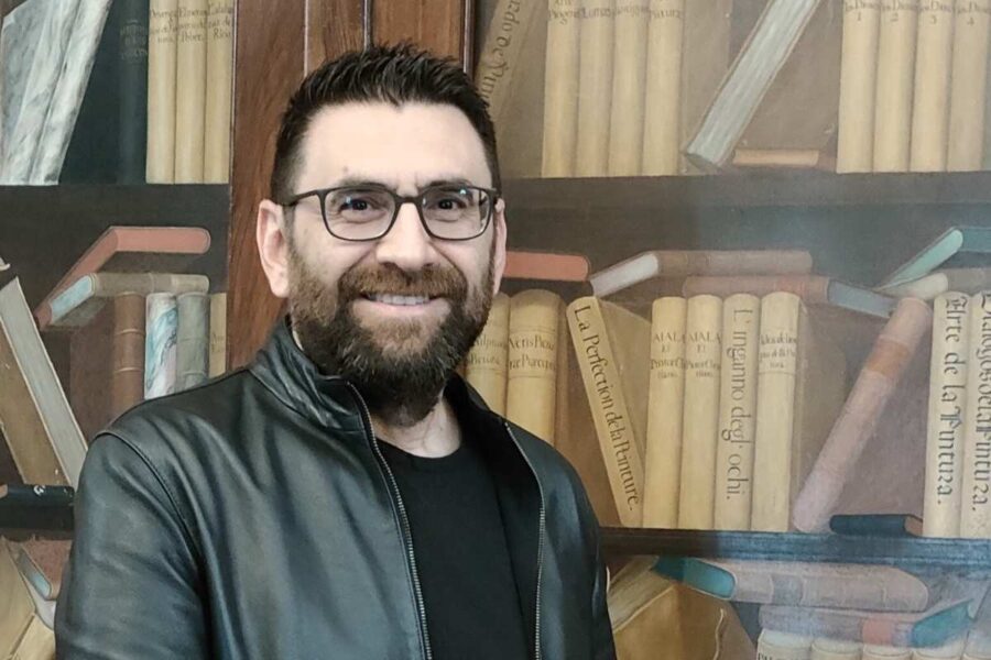 El escritor y bibliotecario de Toledo que ha escrito con Amenábar el guion de su próxima película: «Trabajar con él es una gozada»