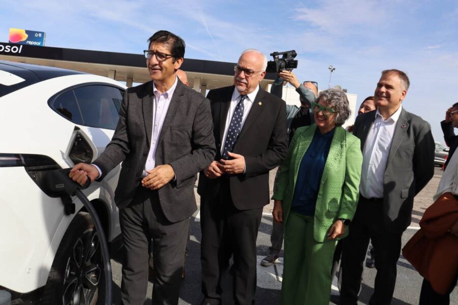 Manzanares estrena un gran hub de recarga ultrarrápida con capacidad para 19 vehículos a la vez entre la A-4 y la A-43