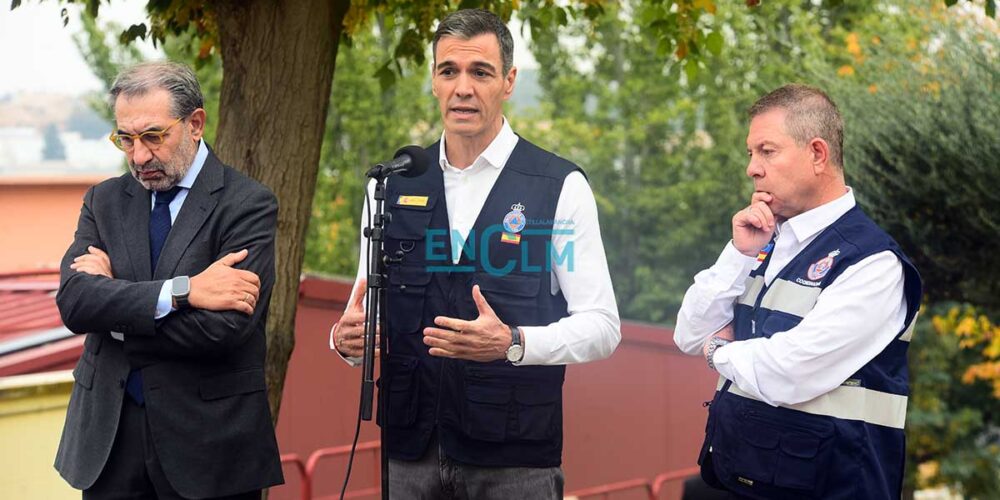 Pedro Sánchez se dirige a los medios de comunicación, junto a Page y Fernández Sanz, tras la reunión en el Cecopi. Foto: Rebeca Arango.