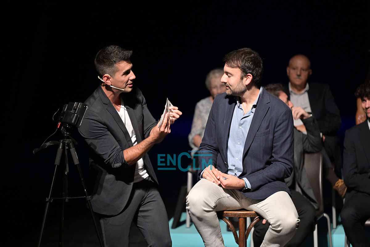 Adrián Sánchez dijo diabluras con una baraja con Aitor Sánchez de testigo. Foto: Rebera Arango.