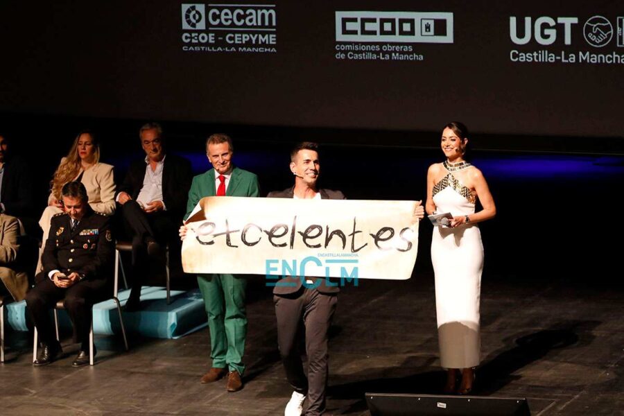 No fue un sueño sobre el escenario, sino el arte del asombro de Adrián Vega, pletórico en la gala Excelentes de 2026