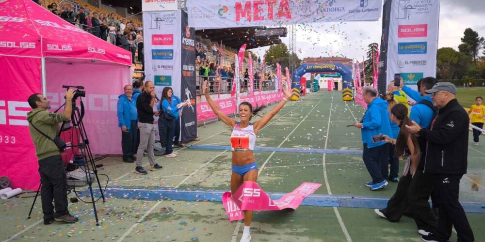 Gemma Arenas, pletórica, llegando a la meta.