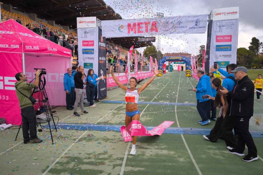 Gemma Arenas vence en la XXX Quijote Maratón batiendo su récord en una carrera que ha ganado 10 veces