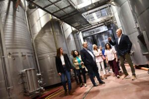 Guijarro visitó la cooperativa vitivinícola San Isidro Labrador de Las Pedroñeras.