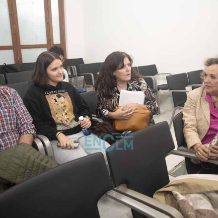 Fotos | La mesa redonda en el Colegio de Médicos de Toledo sobre el cáncer de mama analizado desde diferentes ámbitos y experiencias — imagen 7