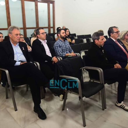 Fotos | La mesa redonda en el Colegio de Médicos de Toledo sobre el cáncer de mama analizado desde diferentes ámbitos y experiencias — imagen 25