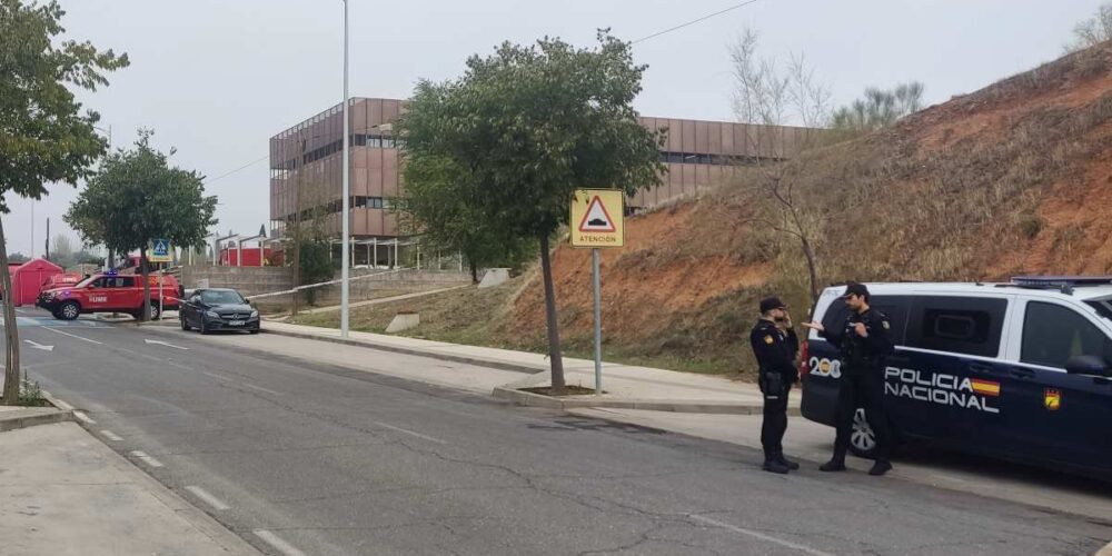 Policía apostada cerca del Instituto de Medicina Legal de Toledo.