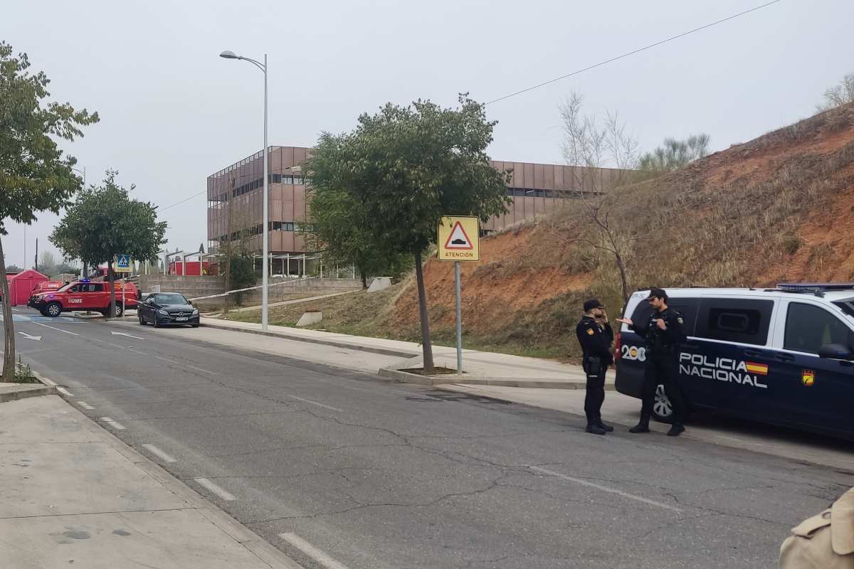Policía apostada cerca del Instituto de Medicina Legal de Toledo.