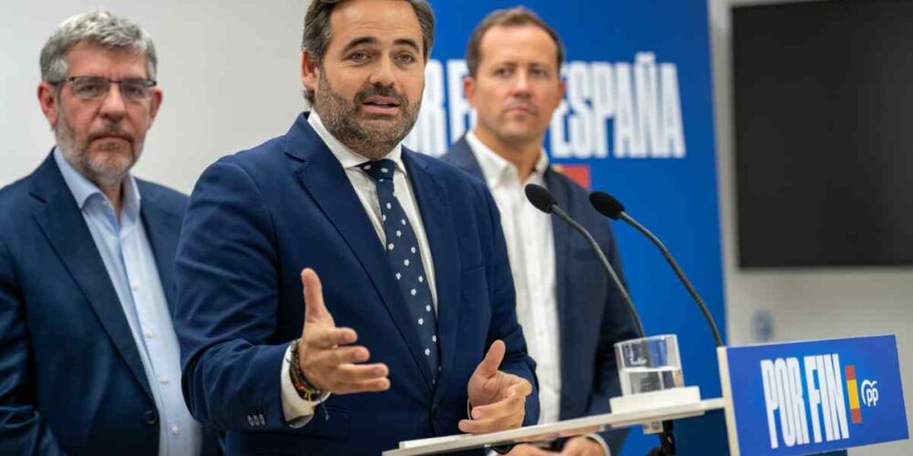 El presidente del PP de Castilla-La Mancha, Paco Núñez, junto al alcalde de Toledo, Carlos Velázquez.