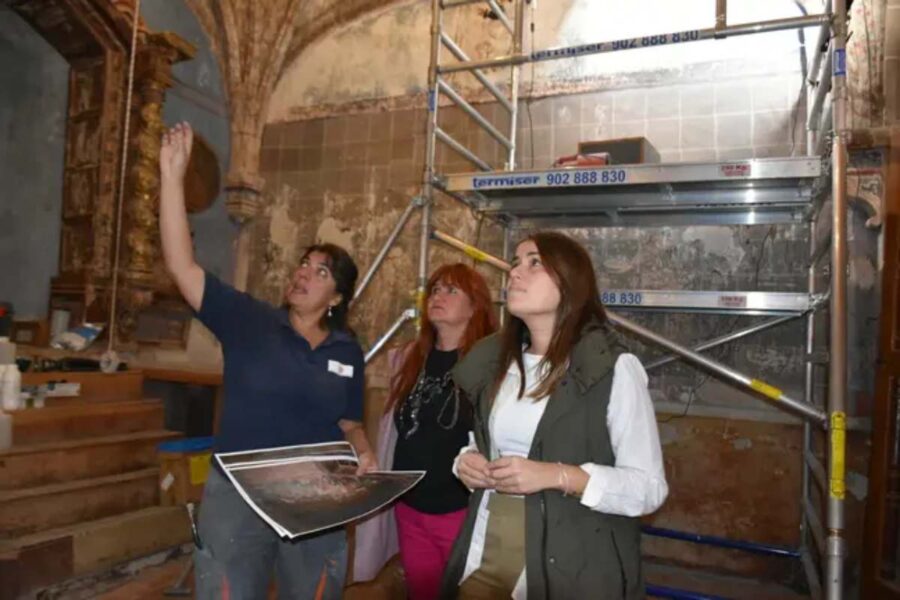 Descubren pinturas de 1692 ocultas en la iglesia de Cuevas de Velasco (Cuenca)
