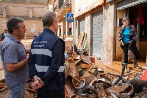 El presidente de Castilla-La Mancha, Emiliano García-Page durante su visita a Madrigueras (Albacete) tras la riada.