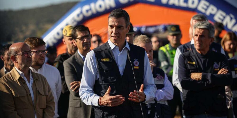 El presidente del Gobierno, Pedro Sánchez, en la zona del accidente en Urda (Toledo) - ALEJANDRO MARTÍNEZ VÉLEZ