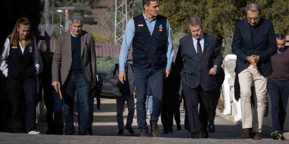 Pedro Sánchez y Emiliano García-Page antes de la comparecencia tras la reunión del Cecopi.