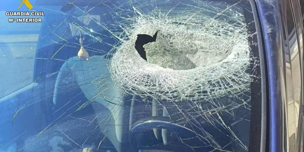 El coche de la víctima tras el impacto de la piedra. Foto: Guardia Civil de Toledo