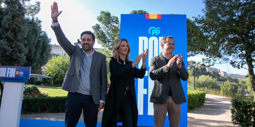 Cayetana Álvarez de Toledo, junto a Carlos Velázquez y Paco Núñez. Foto: JUANMA JIMENEZ/EUROPA PRESS
