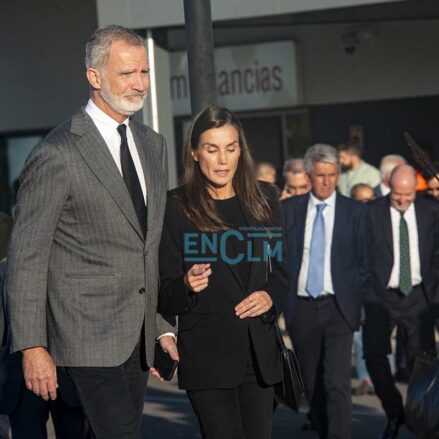 Fotos | Los reyes Felipe y Letizia visitan, compungidos, en el Hospital Universitario de Toledo a los heridos del accidente de trenes en Urda — imagen 3