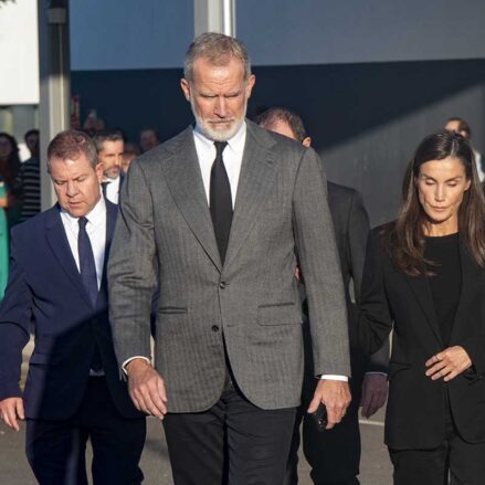 Fotos | Los reyes Felipe y Letizia visitan, compungidos, en el Hospital Universitario de Toledo a los heridos del accidente de trenes en Urda — imagen 1