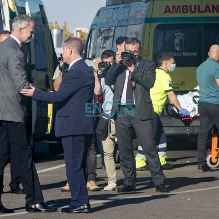 Fotos | Los reyes Felipe y Letizia visitan, compungidos, en el Hospital Universitario de Toledo a los heridos del accidente de trenes en Urda — imagen 2